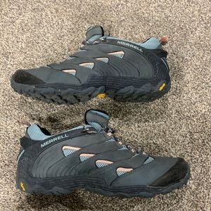 Merrell women’s chameleon 7 hiking shoes in Slate. Size 9
